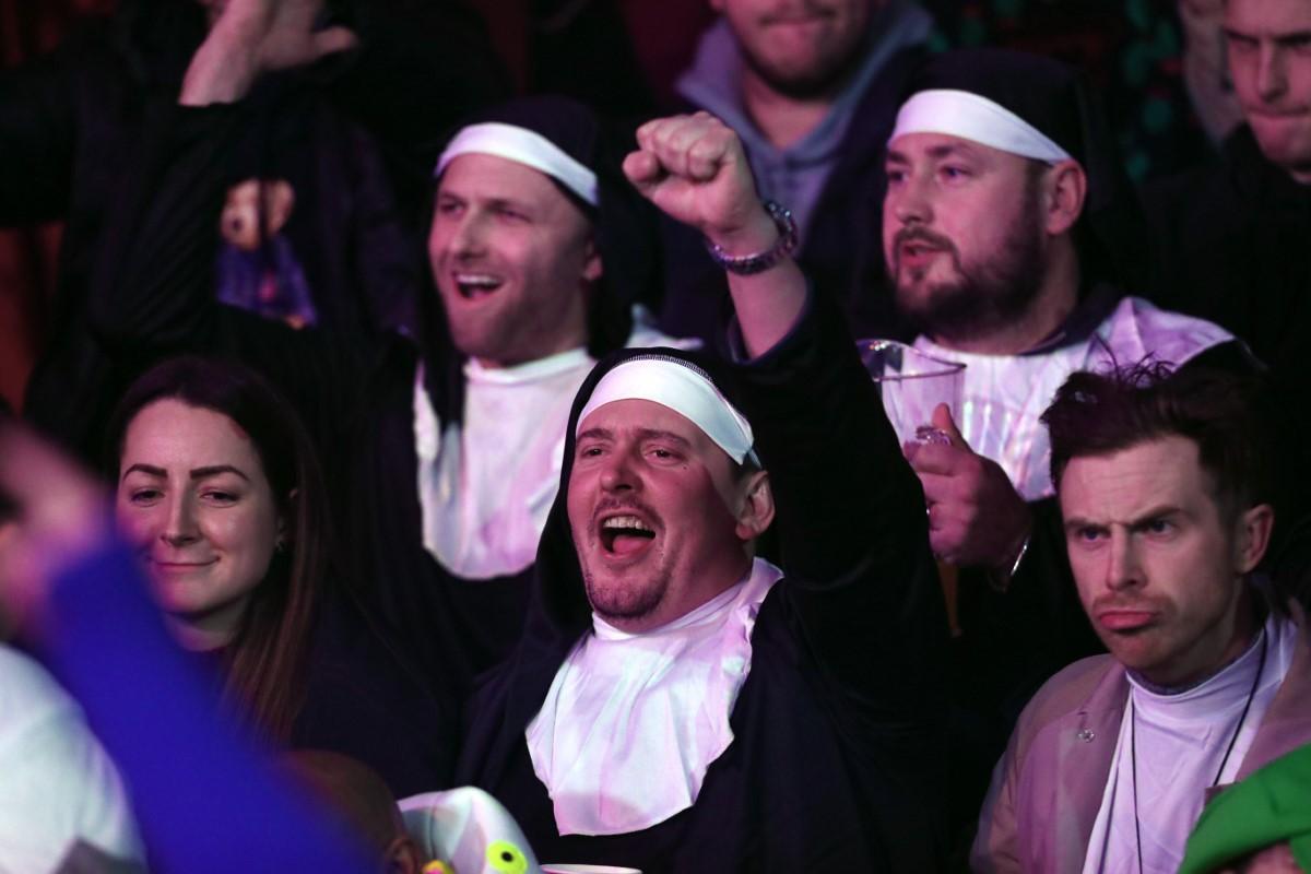 A început cel mai nebun Campionat Mondial! » Bărbați costumați în prințese, extratereștri și ștrumfi + Peter Crouch cu paharul de bere în cap