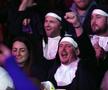A început cel mai nebun Campionat Mondial! » Bărbați costumați în prințese, extratereștri și ștrumfi + Peter Crouch cu paharul de bere în cap