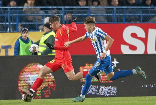 Vlad Constantin Ilie, în alb-albastru, în duel cu Radaslavescu // foto: Sport Pictures