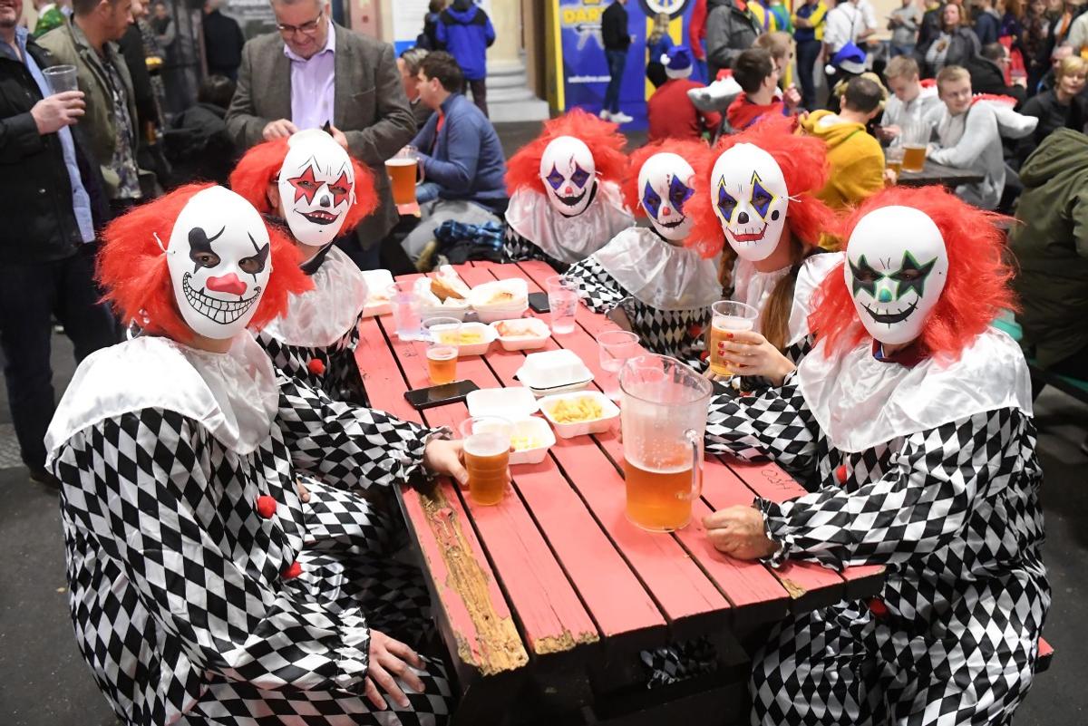 A început cel mai nebun Campionat Mondial! » Bărbați costumați în prințese, extratereștri și ștrumfi + Peter Crouch cu paharul de bere în cap