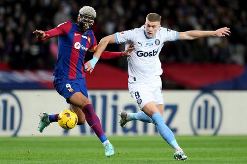 Artem Dovbyk (dreapta), în duel cu Araujo la 4-2 cu Barcelona Foto: Guliver/GettyImages