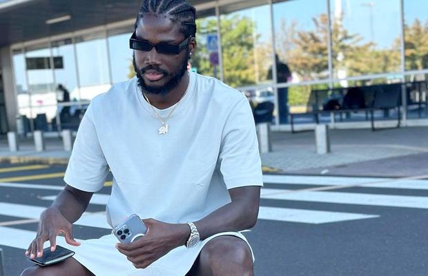 „O să mori sau vei ajunge la închisoare!” » Mărturisiri tulburătoare ale atacantului ajuns în Ligue 1: „Mi-au salvat viața. Era singurul meu gând”