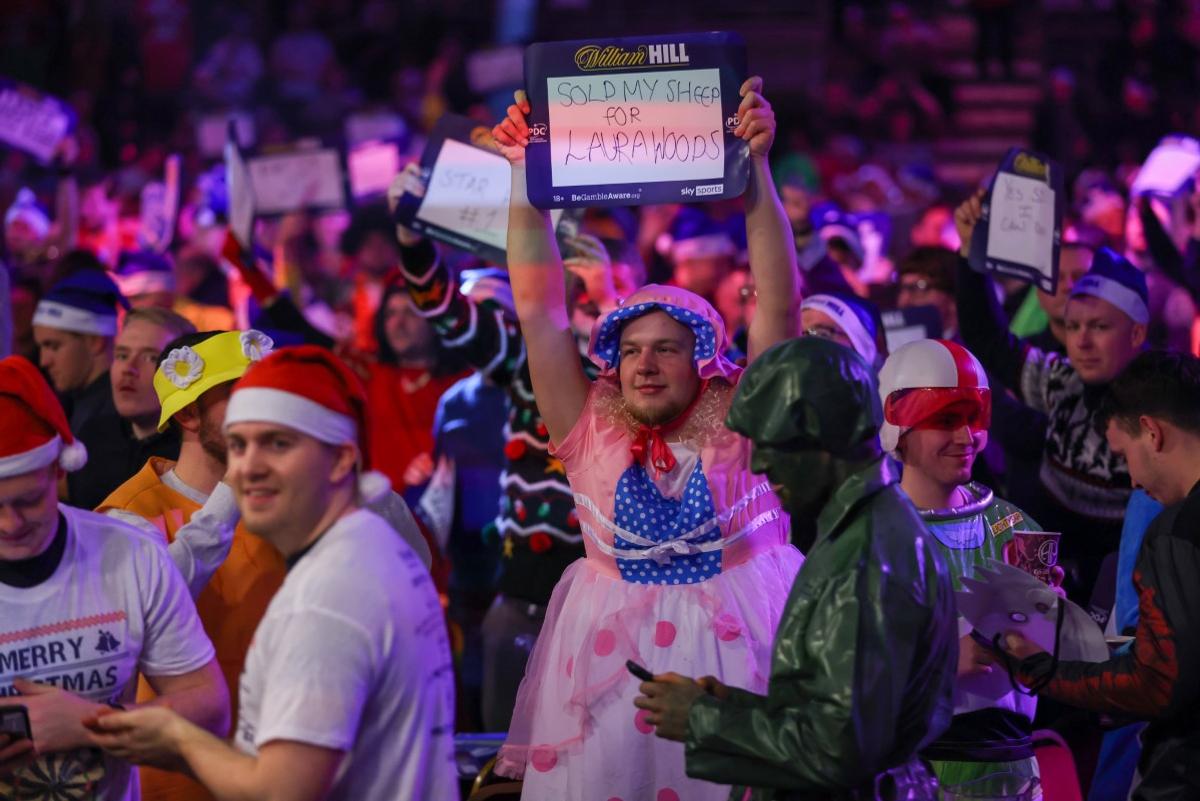 A început cel mai nebun Campionat Mondial! » Bărbați costumați în prințese, extratereștri și ștrumfi + Peter Crouch cu paharul de bere în cap