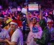 A început cel mai nebun Campionat Mondial! » Bărbați costumați în prințese, extratereștri și ștrumfi + Peter Crouch cu paharul de bere în cap
