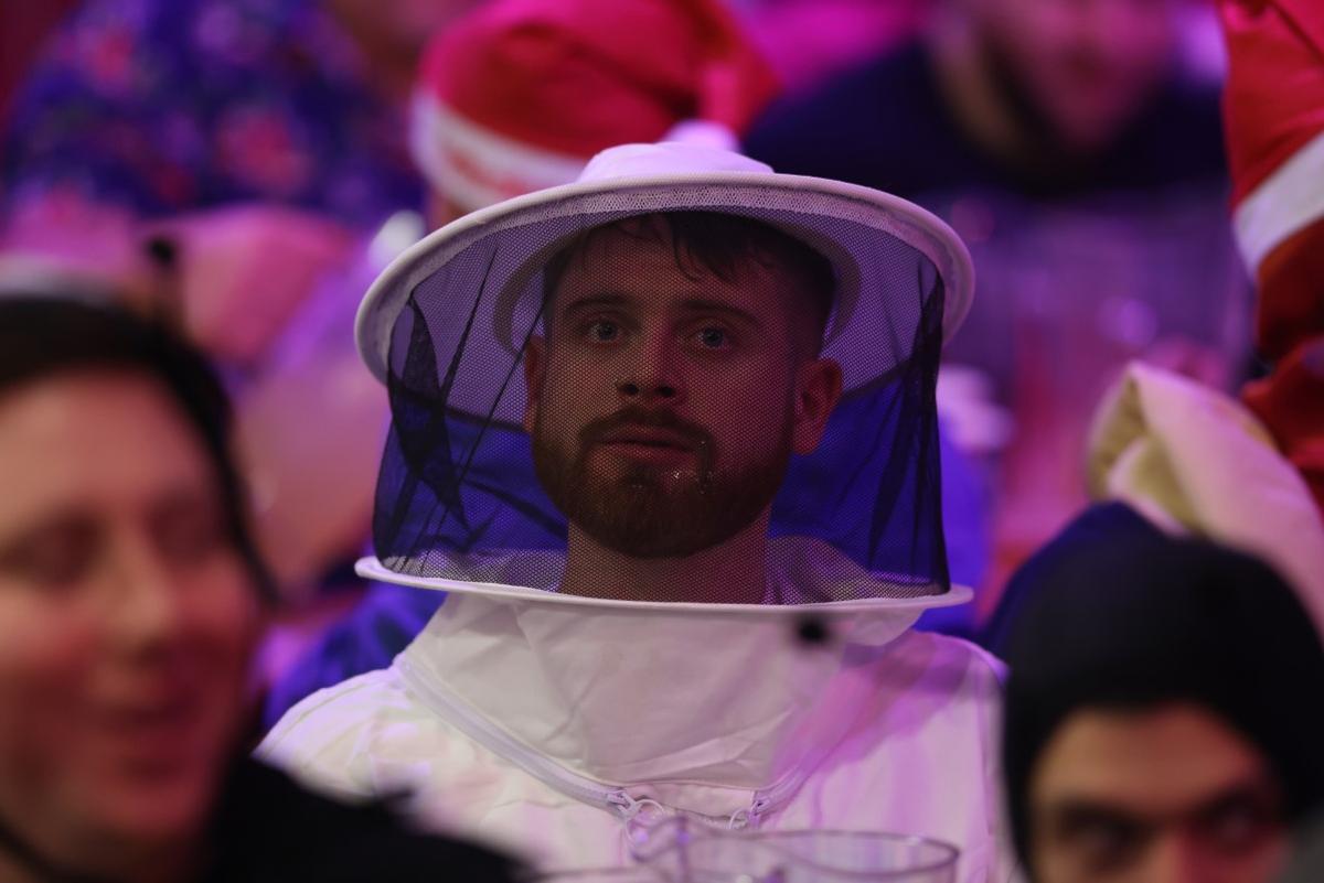 A început cel mai nebun Campionat Mondial! » Bărbați costumați în prințese, extratereștri și ștrumfi + Peter Crouch cu paharul de bere în cap