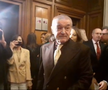 Gigi Becali a luat microfonul unui reporter în Parlamentul României, foto: captură video puterea.ro