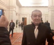 Gigi Becali a luat microfonul unui reporter în Parlamentul României, foto: captură video puterea.ro