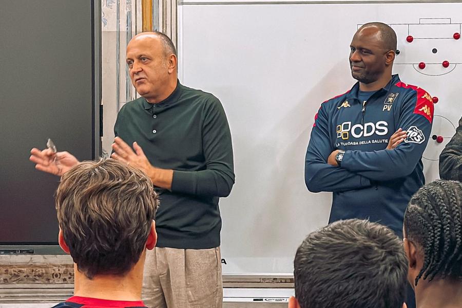 Dan Șucu, discurs în fața vestiarului noului său club, alături de antrenorul Patrick Vieira / Foto: Facebook @ Genoa CFC Scandalul ia amploare! Dan Șucu ar fi amenințat de americani cu tribunalul! Informații-ȘOC din Italia
