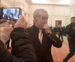 Gigi Becali a luat microfonul unui reporter în Parlamentul României, foto: captură video puterea.ro