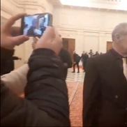 Gigi Becali a luat microfonul unui reporter în Parlamentul României, foto: captură video puterea.ro