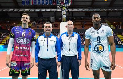 Un arbitru român, protagonistul unui moment bizar în Liga Campionilor la volei masculin » A căzut cu tot cu scaun după un plonjon al unui voleibalist