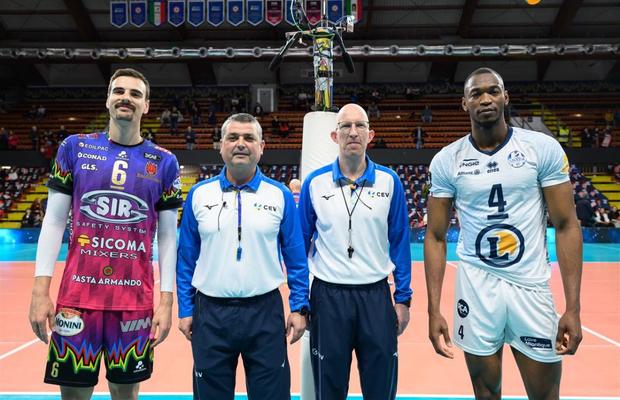 Un arbitru român, protagonistul unui moment bizar în Liga Campionilor la volei masculin » A căzut cu tot cu scaun după un plonjon al unui voleibalist