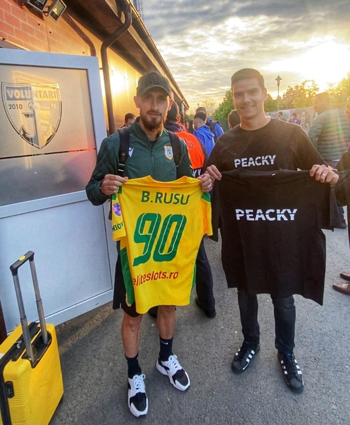 Povestea românului cu un vis grandios: „Vreau tricourile tuturor celor 211 naționale din lume!” » I-a întâlnit pe Man, Budescu și Marius Marin + S-a trezit brusc lângă Mourinho: „Se făcuse întuneric...”
