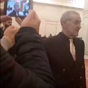 Gigi Becali a luat microfonul unui reporter în Parlamentul României, foto: captură video puterea.ro