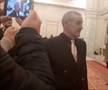 Gigi Becali a luat microfonul unui reporter în Parlamentul României, foto: captură video puterea.ro