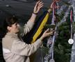 Luminița Huțupan Dinu decorând bradul cu medalia mondială de argint FOTO GSP