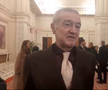 Gigi Becali a luat microfonul unui reporter în Parlamentul României, foto: captură video puterea.ro