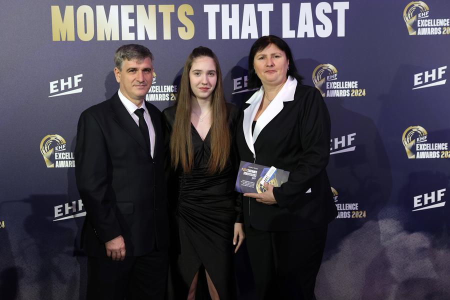 Luminița Huțupan Dinu alături de familia sa la intoruderea in Hall of Fame FOTO Imago Images „M-aș băga în poartă și acum!” » Legendara Luminița Huțupan Dinu își spune marea supărare într-un interviu fără ocolișuri: „De ce oare în România nu se poate? Uitați-vă la Katrine Lunde!”