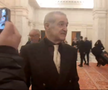 Gigi Becali a luat microfonul unui reporter în Parlamentul României, foto: captură video puterea.ro