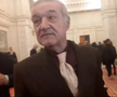Gigi Becali a luat microfonul unui reporter în Parlamentul României, foto: captură video puterea.ro