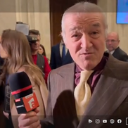 Gigi Becali a luat microfonul unui reporter în Parlamentul României, foto: captură video Antena 1