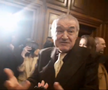Gigi Becali a luat microfonul unui reporter în Parlamentul României, foto: captură video puterea.ro