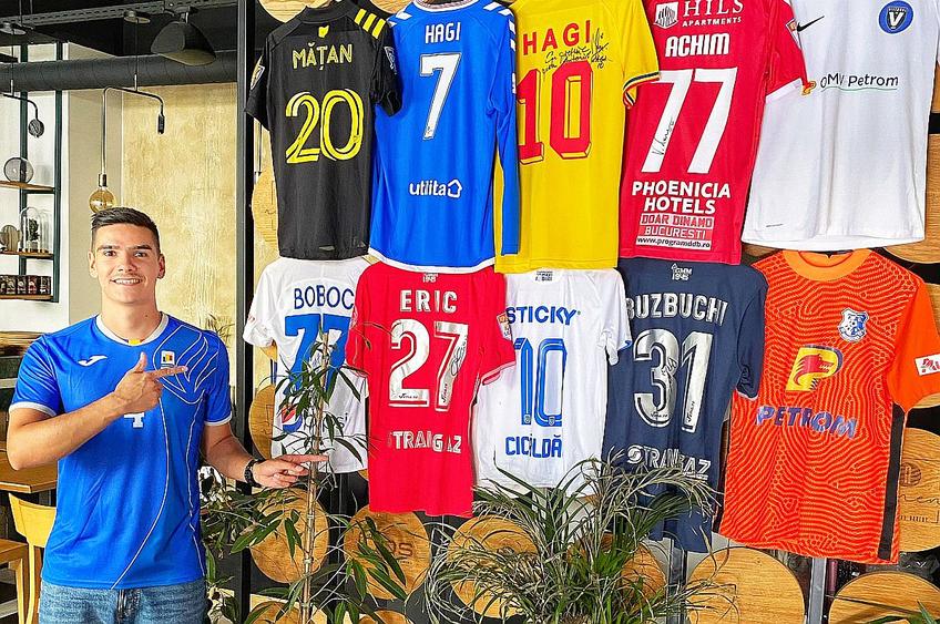 Antonio Moșoiu (Peacky Football) și o parte dintre tricourile din colecția lui