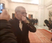 Gigi Becali a luat microfonul unui reporter în Parlamentul României, foto: captură video puterea.ro