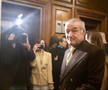 Gigi Becali a luat microfonul unui reporter în Parlamentul României, foto: captură video puterea.ro