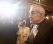 Gigi Becali a luat microfonul unui reporter în Parlamentul României, foto: captură video puterea.ro