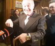 Gigi Becali a luat microfonul unui reporter în Parlamentul României, foto: captură video puterea.ro