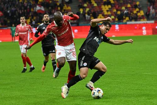 Conrado, în duel cu Jordan Ikoko, în Dinamo - Oțelul Galați // foto: Imago