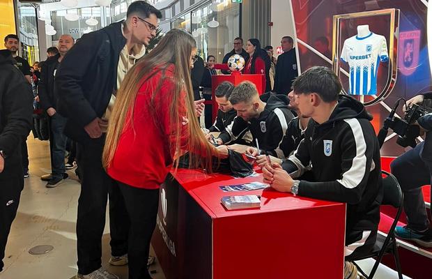 Sute de suporteri s-au înghesuit la Craiova pentru a vedea trofeul Superligii