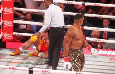 KO în runda 6! Anthony Joshua i-a făcut o fractură dublă de mandibulă lui Jake Paul, în lupta de 200 de milioane $