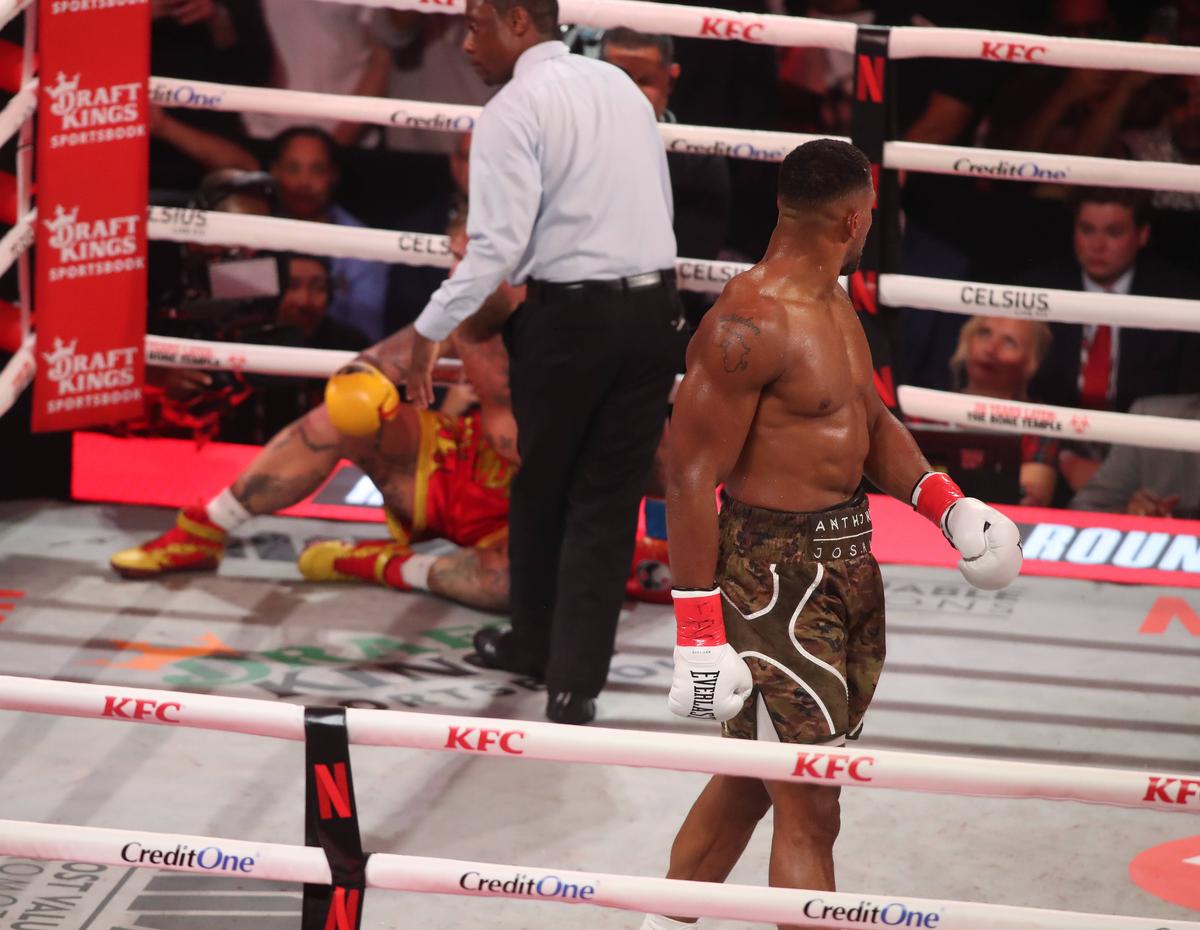 KO în runda 6! Anthony Joshua i-a făcut o fractură dublă de mandibulă lui Jake Paul, în lupta de 200 de milioane $