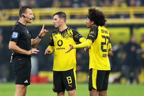 Karim Adeyemi se ceartă cu arbitrul Sven Jablonski în BVB - Gladbach (2-0) // FOTO: Getty Images