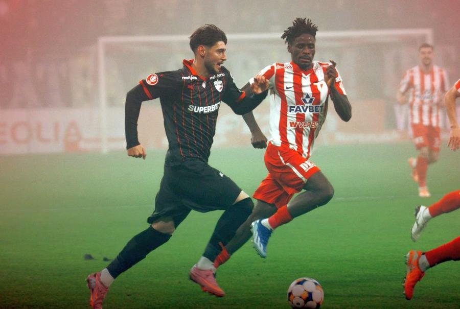 Adrian Mazilu a fost titular în UTA - Dinamo / Sursă foto: Facebook@ FC Dinamo Andrei Nicolescu l-a pus la punct pe Mazilu, după UTA - Dinamo: „Nu ne-a spus. Erau semne”