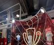 Sute de suporteri s-au înghesuit la Craiova pentru a vedea trofeul Superligii