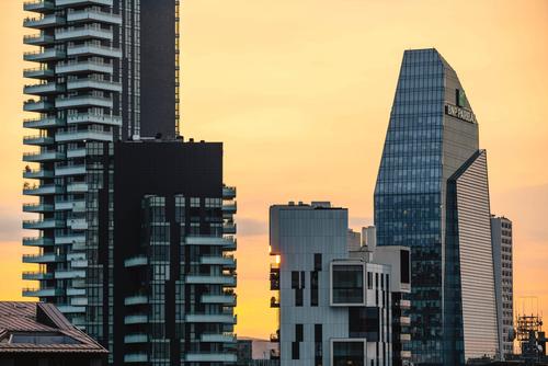 Cartierul Porta Nuova e dominat de zgârie-nori, în frunte cu Torre Solaria, în care locuiește Zlatan Ibrahimovic (clădirea din stânga) Foto: Imago