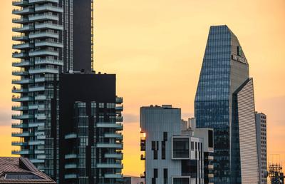 Iată unde locuiește Zlatan Ibrahimovic în Milano: penthouse de 5 milioane de euro la etajul 34, piscină interioară, mobilier de la designeri faimoși + Ce cartier de lux a ales Cristi Chivu