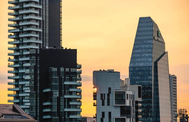 Iată unde locuiește Zlatan Ibrahimovic în Milano: penthouse de 5 milioane de euro la etajul 34, piscină interioară, mobilier de la designeri faimoși + Ce cartier de lux a ales Cristi Chivu