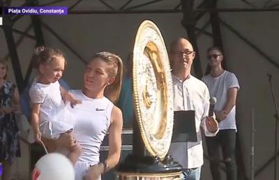 Simona Halep le-a prezentat trofeul constănțenilor: mii de oameni au întâmpinat-o cu urale! A urcat pe scenă cu nepoata ei, Tania