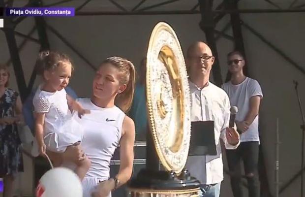 Simona Halep le-a prezentat trofeul constănțenilor: mii de oameni au întâmpinat-o cu urale! A urcat pe scenă cu nepoata ei, Tania