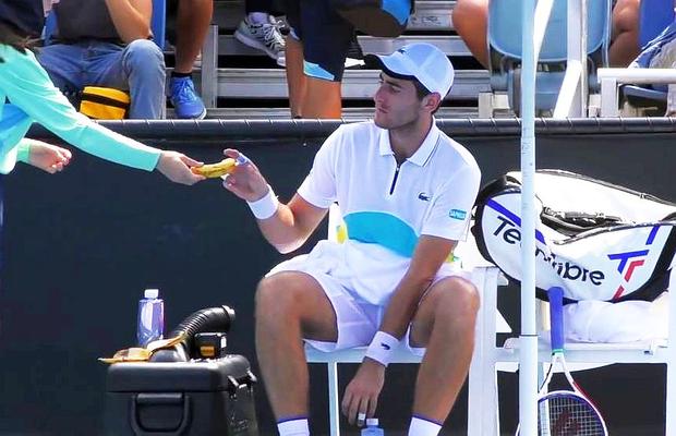 AUSTRALIAN OPEN 2020. Cum a încercat să se scoată jucătorul care i-a cerut unei fete de mingi să îi cojească o banana
