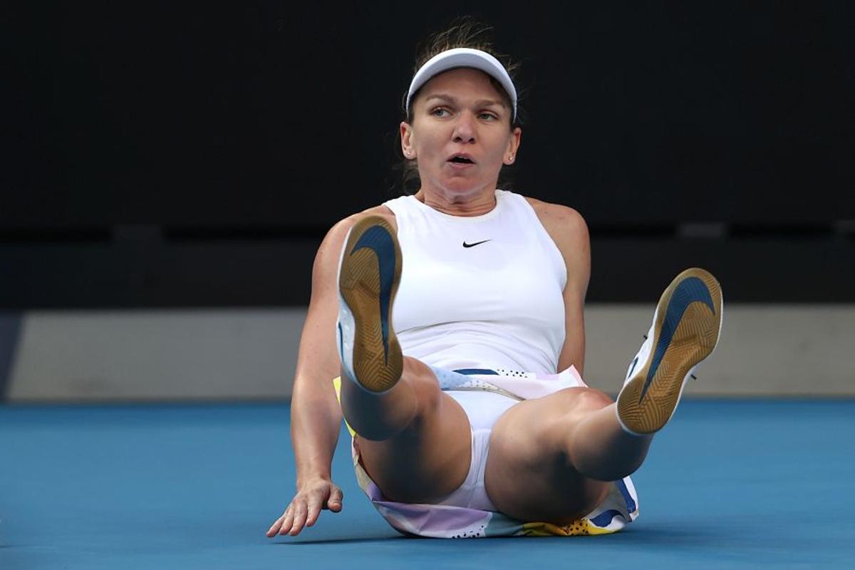 SIMONA HALEP LA AUSTRALIAN OPEN // Simona Halep, căzătură puternică în primul set cu Brady! A cerut intervenția medicului și acuză dureri în meci