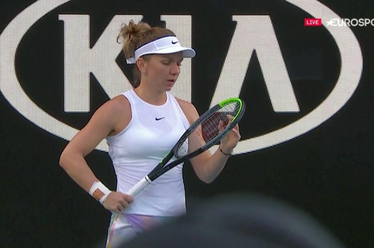 SIMONA HALEP LA AUSTRALIAN OPEN // Simona Halep, căzătură puternică în primul set cu Brady! A cerut intervenția medicului și acuză dureri în meci