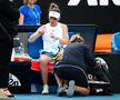 SIMONA HALEP LA AUSTRALIAN OPEN // Simona Halep, căzătură puternică în primul set cu Brady! A cerut intervenția medicului și acuză dureri în meci