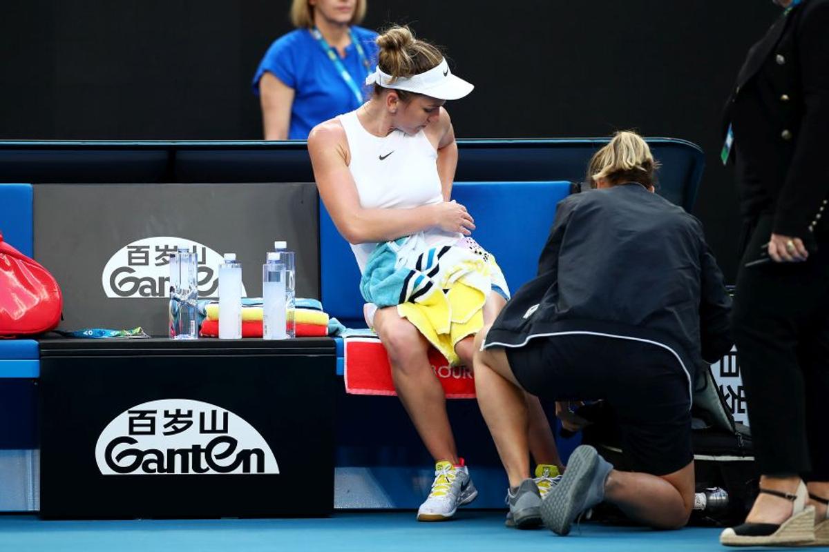 SIMONA HALEP LA AUSTRALIAN OPEN // Simona Halep, căzătură puternică în primul set cu Brady! A cerut intervenția medicului și acuză dureri în meci