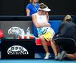 SIMONA HALEP LA AUSTRALIAN OPEN // Simona Halep, căzătură puternică în primul set cu Brady! A cerut intervenția medicului și acuză dureri în meci