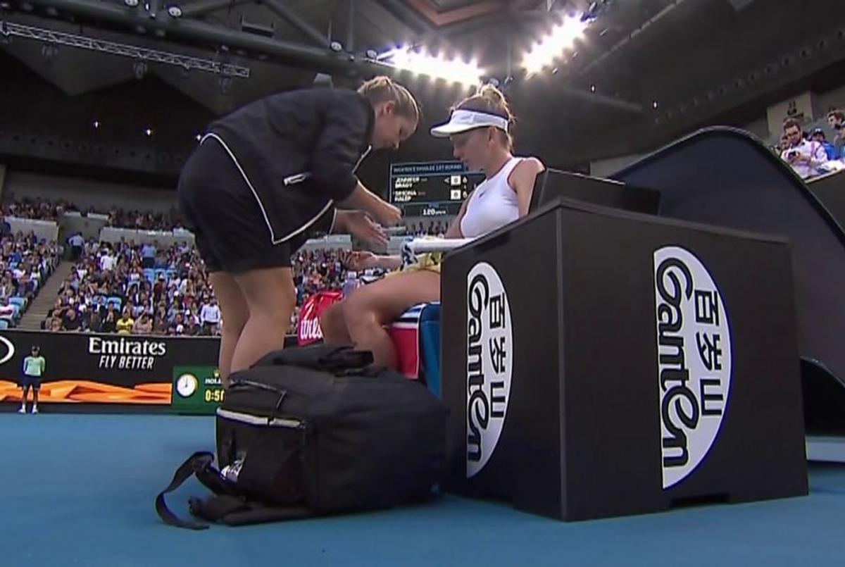 SIMONA HALEP LA AUSTRALIAN OPEN // Simona Halep, căzătură puternică în primul set cu Brady! A cerut intervenția medicului și acuză dureri în meci
